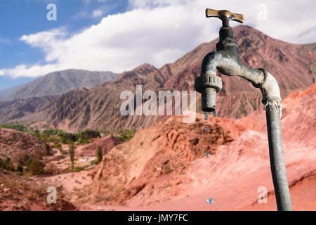 Der Wasserhahn tropft und trockenen Umgebung im Hintergrund Stockfoto