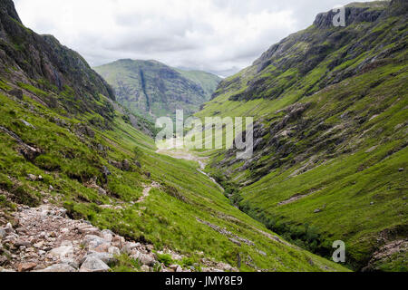 Sehen Sie unten verdeckt oder verlorene Tal (Coire Gabhail) mit Pfad vom Glen Coe-Pass. Glencoe, Lachabar, Inverness-Shire, Highland, Schottland, UK, Großbritannien Stockfoto