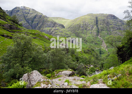 Blick nach unten verdeckt oder verlorene Tal (Coire Gabhail) nach Glen Coe-Pass und Am Bodach Berg (links). Glencoe, Lachabar, Highland, Schottland, UK Stockfoto