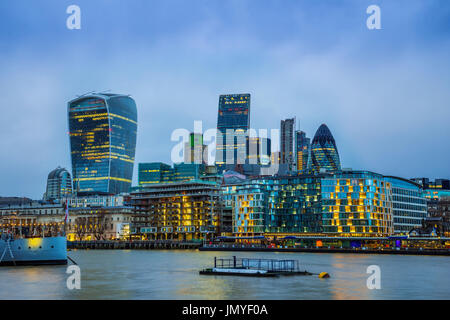 London, England - Bank, das weltweit berühmte Business Viertel von London mit Wolkenkratzern und blauen Himmel in der Abenddämmerung Stockfoto