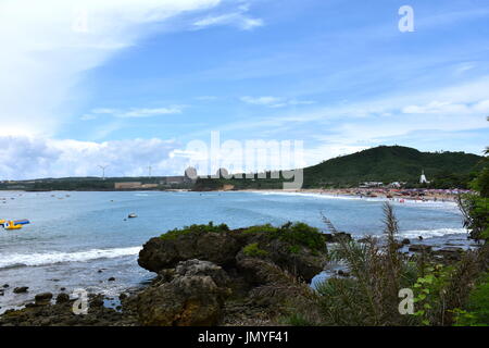 Dies ist ein Kernkraftwerk im südlichen Taiwan mit drei Wind angetrieben Windmühlen hinter ihnen das Publikum glücklich zu machen. Stockfoto