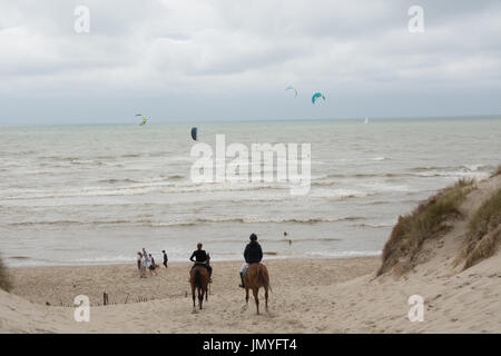 Reiter machen es so zum Strand von Le Touquet, Frankreich. Windige Tag ist ideal für Kite-Surfer Stockfoto