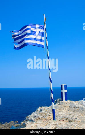 Flagge und Pylon mit Insignien von Griechenland, in der Nähe von Kastro auf der Insel Skiathos Stockfoto