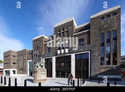 Insgesamt Außenansicht mit Richard Grün Statue im Vordergrund. Pappel Bäder Leisure Centre, London, Vereinigtes Königreich. Architekt: Pringle Richards Sharra Stockfoto