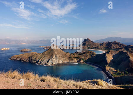 Padar Insel mit malerischen hohen Ansehen von drei schönen weißen Sandstränden, umgeben von einem weiten Ozean und Teil der Komodo Nationalpark in Flores, Indon Stockfoto