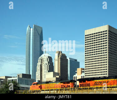 Die Skyline der Oklahoma City Innenstadt mit Devon Tower und orange BNSF trainieren Motoren. Stockfoto