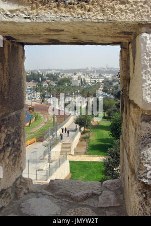 Eine Ansicht des östlichen Teils von Jerusalem aus dem Fenster der alten Stadtmauer Stadtmauer. Stockfoto