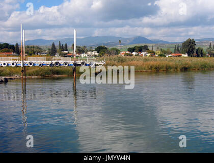 Ein Bootsanleger auf dem See Genezareth in Israel zeigt die dramatischen niedrigem Wasserstand. Stockfoto