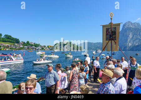 Maritime Prozession am See Traunsee an Fronleichnam, Schiff, Frau Frauen mit Goldhaube Goldhauben (golden Cap Caps), kirchliche Fahnen, Halbinsel Stockfoto