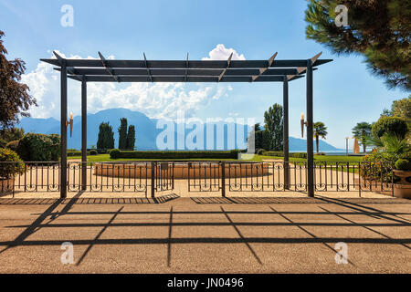 Eingang in den Garten am Genfer See in Montreux, Schweizer Riviera. Alpen Berge im Hintergrund Stockfoto