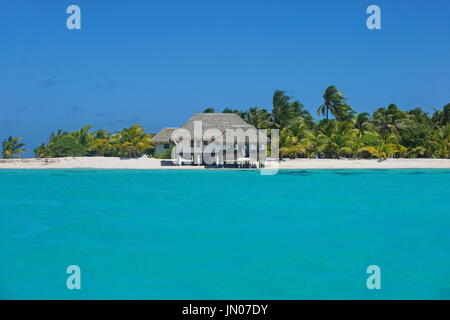 Küste mit einem tropischen Strandhaus und türkisfarbenen Wasser der inneren Lagune, Atoll Tikehau, Tuamotus Archipel, Französisch-Polynesien, Pazifischer Ozean Stockfoto