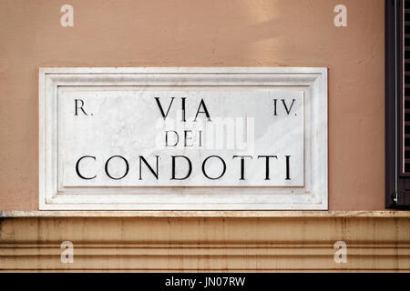 Via dei Condotti Straßenschild an der Wand in Rom, Italien Stockfoto