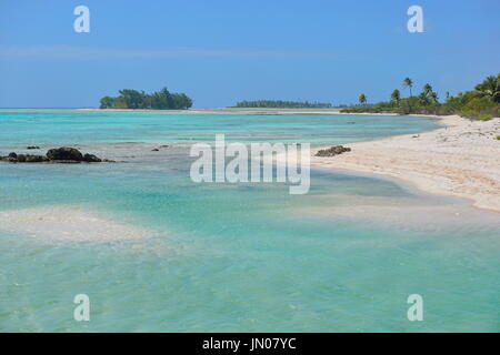 Die innere Lagune und Strand von dem Atoll Tikehau, Tuamotus Archipel, Französisch-Polynesien, Süd-Pazifik Stockfoto