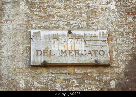 Piazza del Mercato Straßenschild an der Wand, Siena, Toskana, Italien Stockfoto