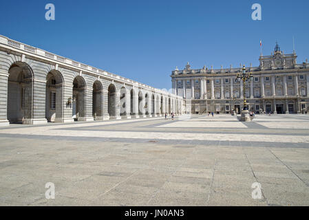 Seitliche und Fassade des Palacio Real (Königlicher Palast) in Madrid, Spanien, in einer sehr sonnigen Tag mit ungetrübter blauer Himmel. Stockfoto