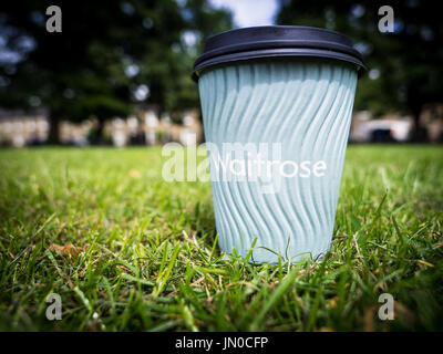 Ein Waitrose kostenlose Tasse Kaffee auf einem Park-Rasen. Stockfoto