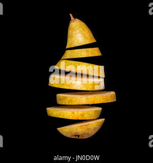 Kreatives Konzept mit fliegenden Birne. In Scheiben geschnittenen Birnen auf schwarzem Hintergrund isoliert. Leichtsinn Frucht in der Luft schweben Stockfoto