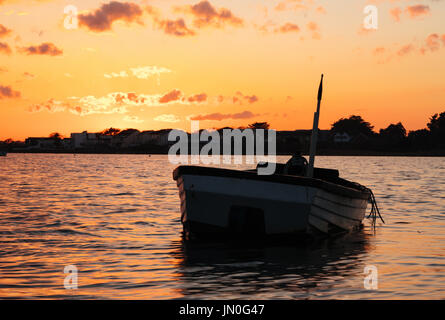 Boot im Hafen bei Sonnenuntergang Stockfoto