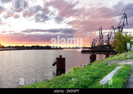 Industrielle Stadtlandschaft mit dramatischer Himmel Stockfoto