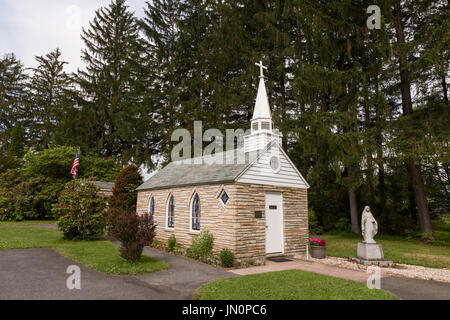 Silver Lake, West Virginia - Our Lady of Pines Catholic Church, soll die kleinste Kirche in den kontinentalen 48 Staaten sein. Stockfoto