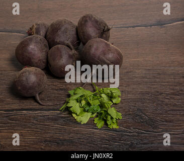 Gekochte rote Beete auf einem alten Holztisch Holz Hintergrund Stockfoto