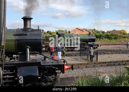 "2857' (nächste Kamera) und"Stadt Truro"in Kidderminster Town Station. Stockfoto