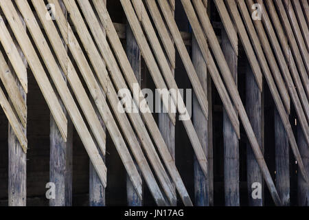 Holzbrett in einem diagonalen Muster Stockfoto