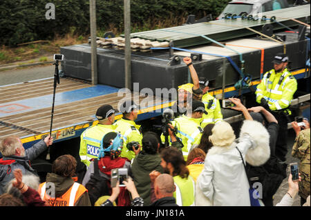 Wenig Plumpton, Blackpool. 28., UK. 28. Juli 2017. Ein Anti-Fracking-Demonstrant, Mitglied des Arbeitskreises Protest "Reclaim Power, seinen Protest endete, nachdem er 80 Stunden oben auf dem Kabinendach LKW thront. Trotz schlechtem Wetter hielt er und einige andere Demonstranten Lieferungen an der umstrittenen Cuadrilla Shale Gas explorative Bohrstelle auf neue Preston Road in der Nähe von Blackpool durch Klettern auf dem Kabinendach, die den Konvoi von etwa 8 LKWs zum Stillstand gebracht. Bildnachweis: Dave Ellison/Alamy Live-Nachrichten Stockfoto