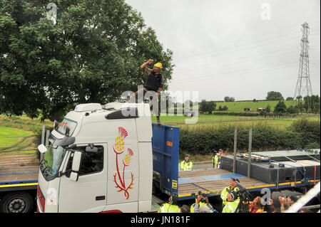 Wenig Plumpton, Blackpool. 28., UK. 28. Juli 2017. Ein Anti-Fracking-Demonstrant, Mitglied des Arbeitskreises Protest "Reclaim Power, seinen Protest endete, nachdem er 80 Stunden oben auf dem Kabinendach LKW thront. Trotz schlechtem Wetter hielt er und einige andere Demonstranten Lieferungen an der umstrittenen Cuadrilla Shale Gas explorative Bohrstelle auf neue Preston Road in der Nähe von Blackpool durch Klettern auf dem Kabinendach, die den Konvoi von etwa 8 LKWs zum Stillstand gebracht. Bildnachweis: Dave Ellison/Alamy Live-Nachrichten Stockfoto