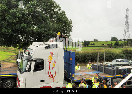 Wenig Plumpton, Blackpool. 28., UK. 28. Juli 2017. Ein Anti-Fracking-Demonstrant, Mitglied des Arbeitskreises Protest "Reclaim Power, seinen Protest endete, nachdem er 80 Stunden oben auf dem Kabinendach LKW thront. Trotz schlechtem Wetter hielt er und einige andere Demonstranten Lieferungen an der umstrittenen Cuadrilla Shale Gas explorative Bohrstelle auf neue Preston Road in der Nähe von Blackpool durch Klettern auf dem Kabinendach, die den Konvoi von etwa 8 LKWs zum Stillstand gebracht. Bildnachweis: Dave Ellison/Alamy Live-Nachrichten Stockfoto