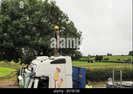 Wenig Plumpton, Blackpool. 28., UK. 28. Juli 2017. Ein Anti-Fracking-Demonstrant, Mitglied des Arbeitskreises Protest "Reclaim Power, seinen Protest endete, nachdem er 80 Stunden oben auf dem Kabinendach LKW thront. Trotz schlechtem Wetter hielt er und einige andere Demonstranten Lieferungen an der umstrittenen Cuadrilla Shale Gas explorative Bohrstelle auf neue Preston Road in der Nähe von Blackpool durch Klettern auf dem Kabinendach, die den Konvoi von etwa 8 LKWs zum Stillstand gebracht. Bildnachweis: Dave Ellison/Alamy Live-Nachrichten Stockfoto