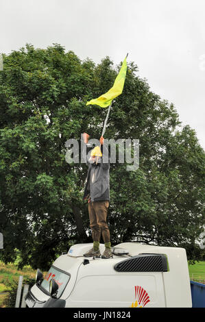 Wenig Plumpton, Blackpool. 28., UK. 28. Juli 2017. Ein Anti-Fracking-Demonstrant, Mitglied des Arbeitskreises Protest "Reclaim Power, seinen Protest endete, nachdem er 80 Stunden oben auf dem Kabinendach LKW thront. Trotz schlechtem Wetter hielt er und einige andere Demonstranten Lieferungen an der umstrittenen Cuadrilla Shale Gas explorative Bohrstelle auf neue Preston Road in der Nähe von Blackpool durch Klettern auf dem Kabinendach, die den Konvoi von etwa 8 LKWs zum Stillstand gebracht. Bildnachweis: Dave Ellison/Alamy Live-Nachrichten Stockfoto