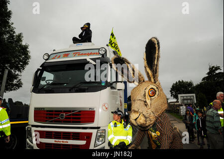 Wenig Plumpton, Blackpool. 28., UK. 28. Juli 2017. Ein Anti-Fracking-Demonstrant, Mitglied des Arbeitskreises Protest "Reclaim Power, seinen Protest endete, nachdem er 80 Stunden oben auf dem Kabinendach LKW thront. Trotz schlechtem Wetter hielt er und einige andere Demonstranten Lieferungen an der umstrittenen Cuadrilla Shale Gas explorative Bohrstelle auf neue Preston Road in der Nähe von Blackpool durch Klettern auf dem Kabinendach, die den Konvoi von etwa 8 LKWs zum Stillstand gebracht. Bildnachweis: Dave Ellison/Alamy Live-Nachrichten Stockfoto