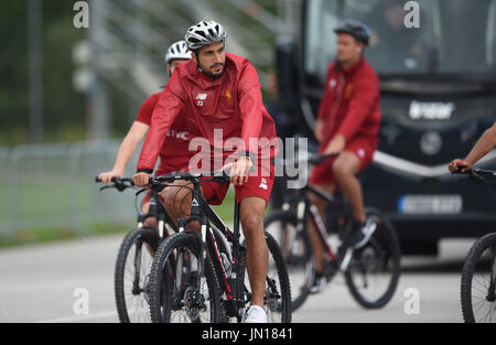 Rottach-Egern, Deutschland. 28. Juli 2017. Emre Can und seine Kollegen fahren ihre Fahrräder zurück zum Hotel Team im Trainingslager der britischen Premier League-Club FC Liverpool in Rottach-Egern, Deutschland, 28. Juli 2017. Foto: Andreas Gebert/Dpa/Alamy Live-Nachrichten Stockfoto