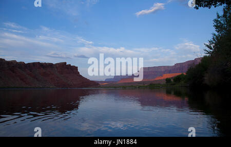 Flagstaff, Arizona, USA. 25. Juli 2017. 24. Juli 2017. Die Sonne geht über den Klippen von den North Rim und dem Beginn der Schlucht bei Lees Ferry. Eine Gruppe von Fluss Läufer auf den Weg von Lees Ferry Arizona auf einer 221 Meile anständige des Colorado River durch die geologische Zeit ausgesetzt durch Erosion im Grand Canyon National Park Diamond Creek im Hualapi Indianer Reservat am westlichen Rand des Parks. Bildnachweis: Ralph Lauer/ZUMA Draht/Alamy Live-Nachrichten Stockfoto