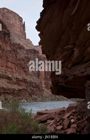 Flagstaff, Arizona, USA. 25. Juli 2017. 24. Juli 2017. Ein Felsen zu Tage tretenden entlang des Flussufers in Marble Canyon. Eine Gruppe von Fluss Läufer auf den Weg von Lees Ferry Arizona auf einer 221 Meile anständige des Colorado River durch die geologische Zeit ausgesetzt durch Erosion im Grand Canyon National Park Diamond Creek im Hualapi Indianer Reservat am westlichen Rand des Parks. Bildnachweis: Ralph Lauer/ZUMA Draht/Alamy Live-Nachrichten Stockfoto