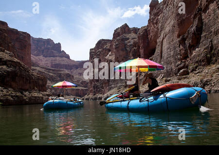 Flagstaff, Arizona, USA. 25. Juli 2017. 24. Juli 2017. Flöße sportliche bunte Sonnenschirme, von der brutalen Sommersonne Arizona zu verbergen. Eine Gruppe von Fluss Läufer auf den Weg von Lees Ferry Arizona auf einer 221 Meile anständige des Colorado River durch die geologische Zeit ausgesetzt durch Erosion im Grand Canyon National Park Diamond Creek im Hualapi Indianer Reservat am westlichen Rand des Parks. Bildnachweis: Ralph Lauer/ZUMA Draht/Alamy Live-Nachrichten Stockfoto