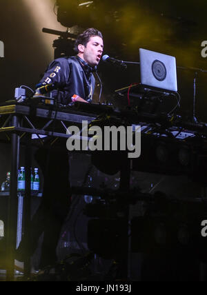 Lulworth Castle, Dorset, UK. 28. Juli 2017. Mark Ronson führt auf der Burg-Bühne am Camp Bestival 2017, Freitag, Lulworth Castle, Dorset, UK Credit: Jules Annan/Alamy Live News Stockfoto