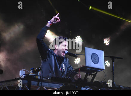 Lulworth Castle, Dorset, UK. 28. Juli 2017. Mark Ronson führt auf der Burg-Bühne am Camp Bestival 2017, Freitag, Lulworth Castle, Dorset, UK Credit: Jules Annan/Alamy Live News Stockfoto