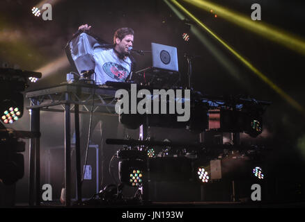 Lulworth Castle, Dorset, UK. 28. Juli 2017. Mark Ronson führt auf der Burg-Bühne am Camp Bestival 2017, Freitag, Lulworth Castle, Dorset, UK Credit: Jules Annan/Alamy Live News Stockfoto