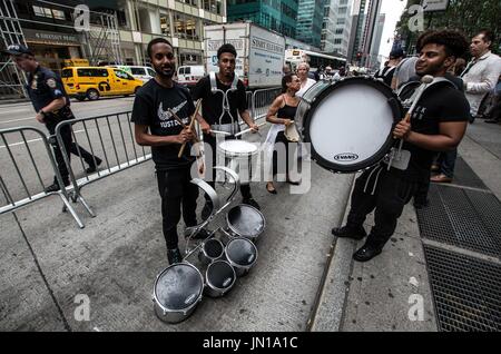 New York, New York, USA. 29. Juli 2017. (Foto: Sachelle Babbar) Protest in der Politik des Trump Verwaltungs- und Bedrohungen zu verschiedenen Gemeinden in Amerika, Künstler, Aktivisten und Community-Mitglieder nahmen an einer Demonstration der Solidarität bringen die Aufmerksamkeit zu den marginalisierten. Die Plattformen wurden: Respekt vor Leben, wirtschaftliche und soziale Gleichheit, Vielfalt und Freiheit der Meinungsäußerung. Die Teilnehmer zogen schweigend in weißer Kleidung, eine Hommage an die 1917 stillen Protest Parade. Verwandte Kunst war der Veranstalter. Die Silent Parade war ein stiller Protest-Marsch von 8.000-10 Stockfoto