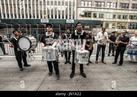 New York, New York, USA. 29. Juli 2017. (Foto: Sachelle Babbar) Protest in der Politik des Trump Verwaltungs- und Bedrohungen zu verschiedenen Gemeinden in Amerika, Künstler, Aktivisten und Community-Mitglieder nahmen an einer Demonstration der Solidarität bringen die Aufmerksamkeit zu den marginalisierten. Die Plattformen wurden: Respekt vor Leben, wirtschaftliche und soziale Gleichheit, Vielfalt und Freiheit der Meinungsäußerung. Die Teilnehmer zogen schweigend in weißer Kleidung, eine Hommage an die 1917 stillen Protest Parade. Verwandte Kunst war der Veranstalter. Die Silent Parade war ein stiller Protest-Marsch von 8.000-10 Stockfoto