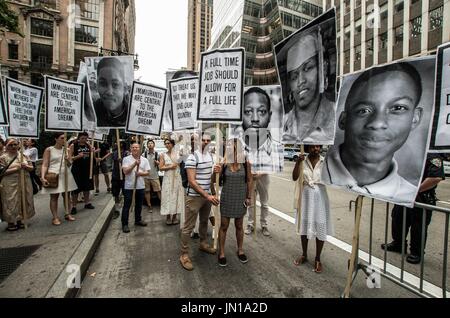 New York, New York, USA. 29. Juli 2017. (Foto: Sachelle Babbar) Protest in der Politik des Trump Verwaltungs- und Bedrohungen zu verschiedenen Gemeinden in Amerika, Künstler, Aktivisten und Community-Mitglieder nahmen an einer Demonstration der Solidarität bringen die Aufmerksamkeit zu den marginalisierten. Die Plattformen wurden: Respekt vor Leben, wirtschaftliche und soziale Gleichheit, Vielfalt und Freiheit der Meinungsäußerung. Die Teilnehmer zogen schweigend in weißer Kleidung, eine Hommage an die 1917 stillen Protest Parade. Verwandte Kunst war der Veranstalter. Die Silent Parade war ein stiller Protest-Marsch von 8.000-10 Stockfoto