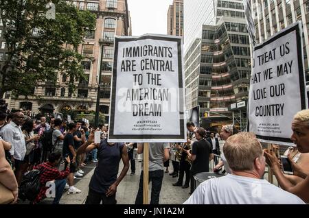 New York, New York, USA. 29. Juli 2017. (Foto: Sachelle Babbar) Protest in der Politik des Trump Verwaltungs- und Bedrohungen zu verschiedenen Gemeinden in Amerika, Künstler, Aktivisten und Community-Mitglieder nahmen an einer Demonstration der Solidarität bringen die Aufmerksamkeit zu den marginalisierten. Die Plattformen wurden: Respekt vor Leben, wirtschaftliche und soziale Gleichheit, Vielfalt und Freiheit der Meinungsäußerung. Die Teilnehmer zogen schweigend in weißer Kleidung, eine Hommage an die 1917 stillen Protest Parade. Verwandte Kunst war der Veranstalter. Die Silent Parade war ein stiller Protest-Marsch von 8.000-10 Stockfoto