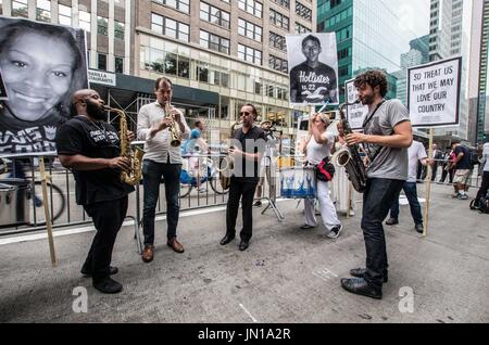 New York, New York, USA. 29. Juli 2017. (Foto: Sachelle Babbar) Protest in der Politik des Trump Verwaltungs- und Bedrohungen zu verschiedenen Gemeinden in Amerika, Künstler, Aktivisten und Community-Mitglieder nahmen an einer Demonstration der Solidarität bringen die Aufmerksamkeit zu den marginalisierten. Die Plattformen wurden: Respekt vor Leben, wirtschaftliche und soziale Gleichheit, Vielfalt und Freiheit der Meinungsäußerung. Die Teilnehmer zogen schweigend in weißer Kleidung, eine Hommage an die 1917 stillen Protest Parade. Verwandte Kunst war der Veranstalter. Die Silent Parade war ein stiller Protest-Marsch von 8.000-10 Stockfoto