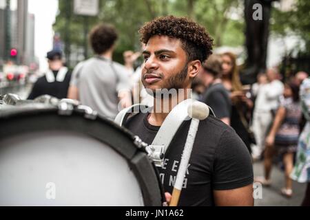 New York, New York, USA. 28. Juli 2017. (Foto: Sachelle Babbar) Protest in der Politik des Trump Verwaltungs- und Bedrohungen zu verschiedenen Gemeinden in Amerika, Künstler, Aktivisten und Community-Mitglieder nahmen an einer Demonstration der Solidarität bringen die Aufmerksamkeit zu den marginalisierten. Die Plattformen wurden: Respekt vor Leben, wirtschaftliche und soziale Gleichheit, Vielfalt und Freiheit der Meinungsäußerung. Die Teilnehmer zogen schweigend in weißer Kleidung, eine Hommage an die 1917 stillen Protest Parade. Verwandte Kunst war der Veranstalter. Die Silent Parade war ein stiller Protest-Marsch von 8.000-10 Stockfoto