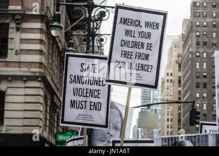 New York, New York, USA. 28. Juli 2017. (Foto: Sachelle Babbar) Protest in der Politik des Trump Verwaltungs- und Bedrohungen zu verschiedenen Gemeinden in Amerika, Künstler, Aktivisten und Community-Mitglieder nahmen an einer Demonstration der Solidarität bringen die Aufmerksamkeit zu den marginalisierten. Die Plattformen wurden: Respekt vor Leben, wirtschaftliche und soziale Gleichheit, Vielfalt und Freiheit der Meinungsäußerung. Die Teilnehmer zogen schweigend in weißer Kleidung, eine Hommage an die 1917 stillen Protest Parade. Verwandte Kunst war der Veranstalter. Die Silent Parade war ein stiller Protest-Marsch von 8.000-10 Stockfoto