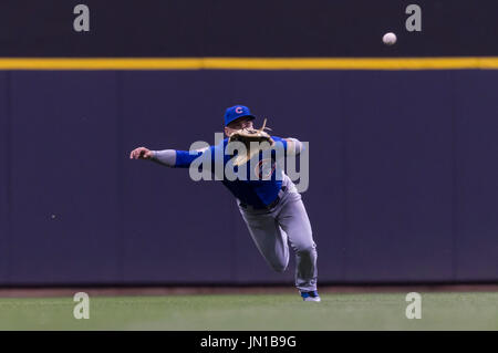Milwaukee, WI, USA. 28. Juli 2017. Chicago Cubs Center Fielder Albert Almora Jr. #5 macht einen Tauchen Fang in der Major League Baseball Spiel zwischen den Milwaukee Brewers und den Chicago Cubs im Miller Park in Milwaukee, Wisconsin. John Fisher/CSM/Alamy Live-Nachrichten Stockfoto