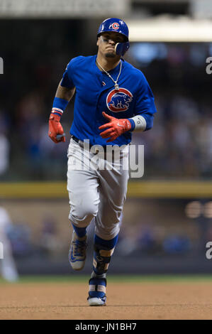 Milwaukee, WI, USA. 28. Juli 2017. Chicago Cubs zweiter Basisspieler Javier Baez #9 trifft einen Solo Homerun im 8. Inning von Hauptliga-Baseball-Spiel zwischen den Milwaukee Brewers und den Chicago Cubs im Miller Park in Milwaukee, Wisconsin. John Fisher/CSM/Alamy Live-Nachrichten Stockfoto