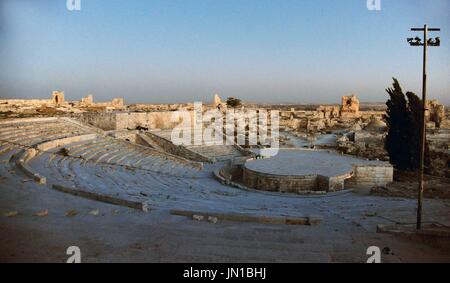 (170729)--ALEPPO (Syrien), 29. Juli 2017 (Xinhua)--Foto am 28. Juli 2017 zeigt einen Blick auf die alte Zitadelle von Aleppo, Syrien. Die Rebellen hatten im Osten von Aleppo für fünf Jahre, bevor sie im Dezember 2016 evakuiert. Sieben Monate, nachdem die syrische Armee volle Kontrolle über die Stadt hat, beginnt das Leben wieder durch Verwüstung und Zerstörung in der Gegend zu schlagen. (Xinhua/Ammar Safarjalani) (Zjy) Stockfoto